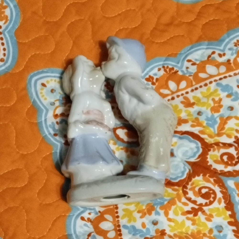 Vintage Charming Ceramic Figurine of Kissing Couple